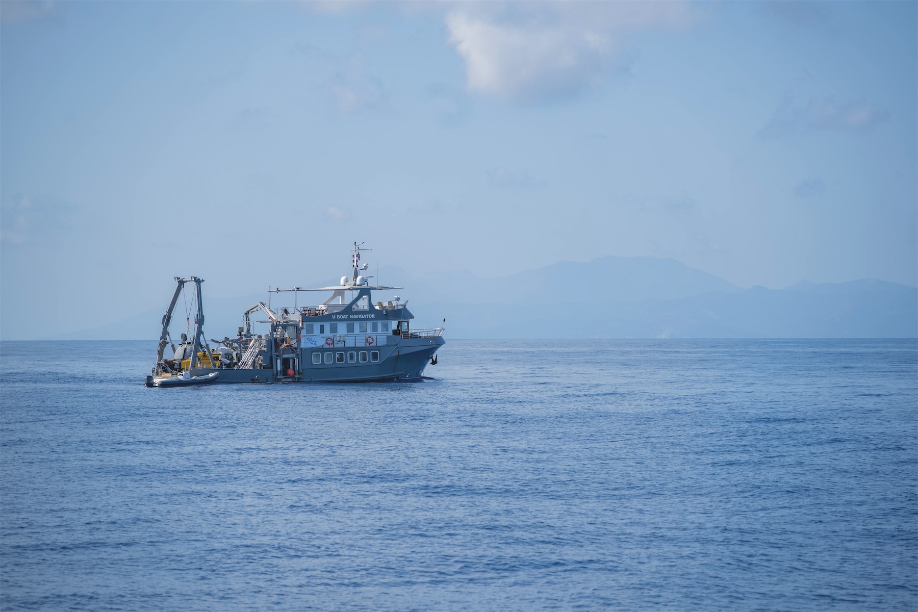 Navire de l’expédition Gombessa au large, sur une mer bleue.