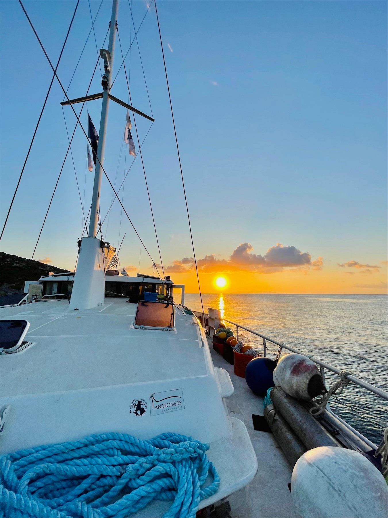 Pont du voilier au coucher du soleil.