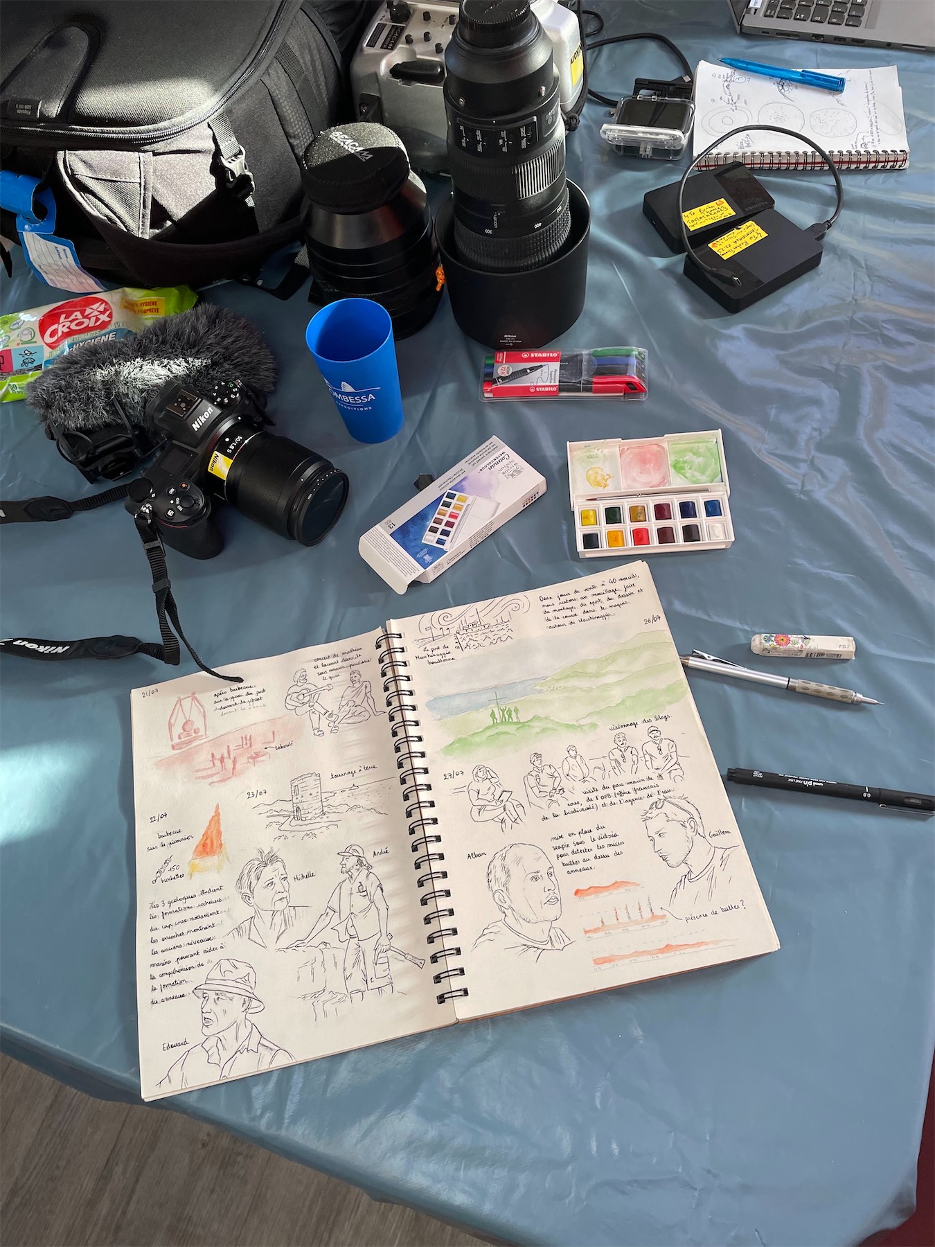 Carnet de dessins, aquarelles et matériel photo dans la cabine.