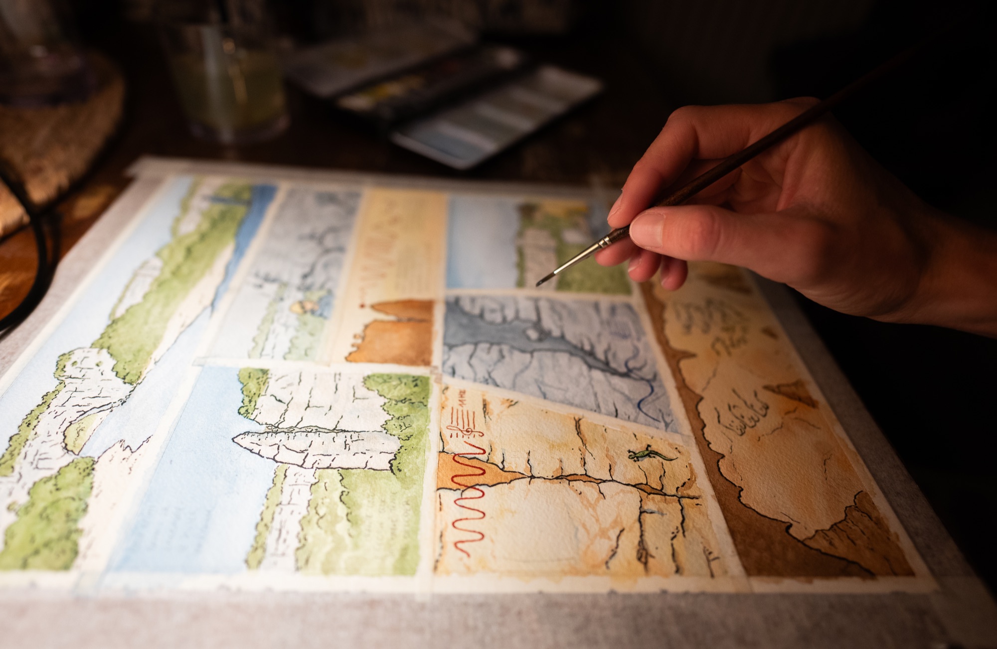 Mise en couleur à l’aquarelle d’une planche de bande dessinée, au pinceau.