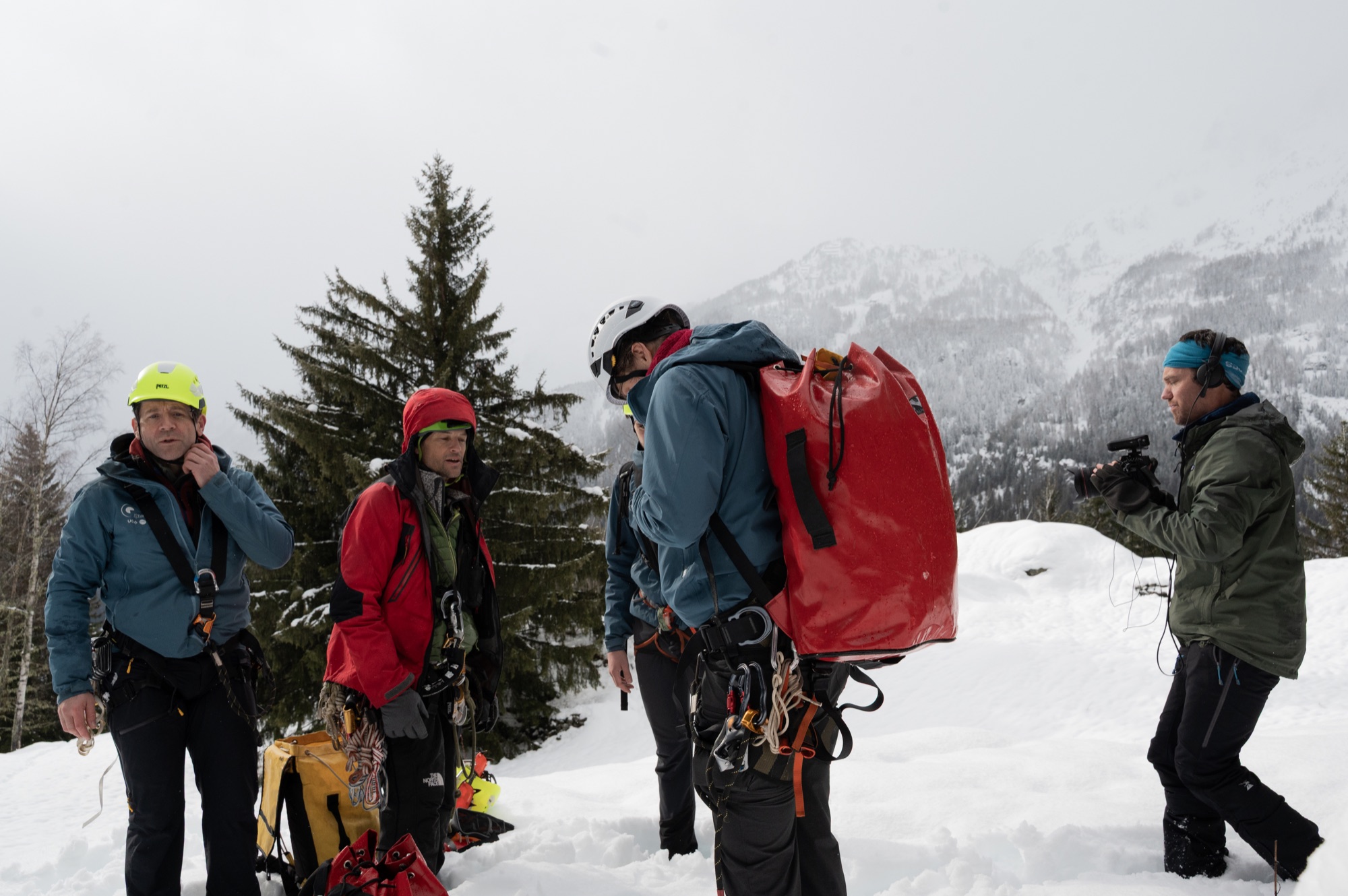 Échanges entre les membres de l’équipe sur le terrain enneigé.