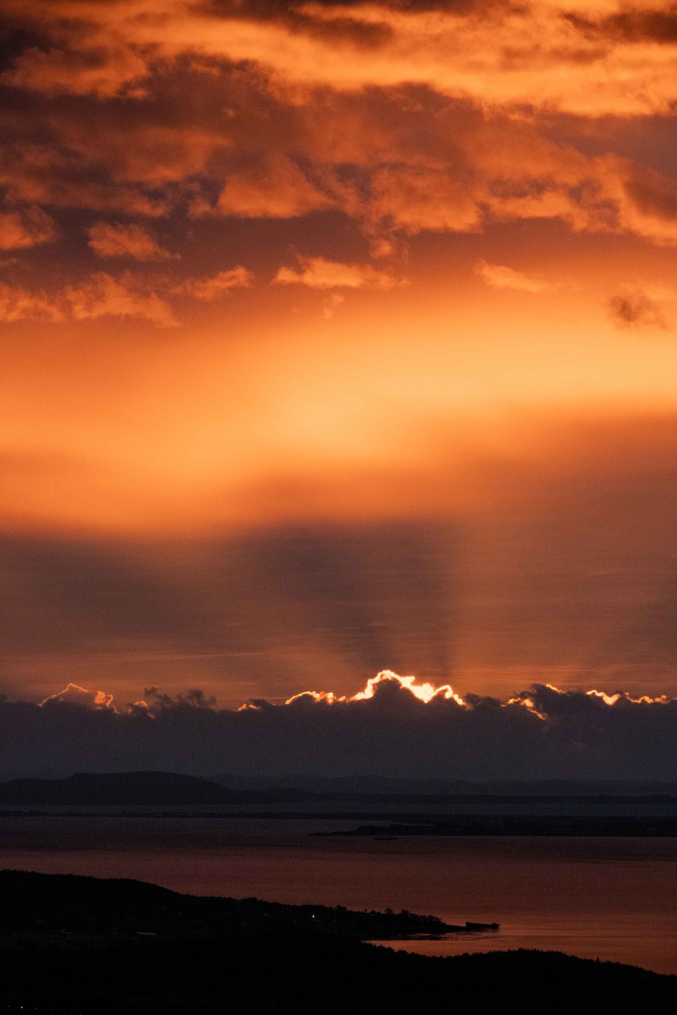 Ciel orange et nuages au coucher du soleil.