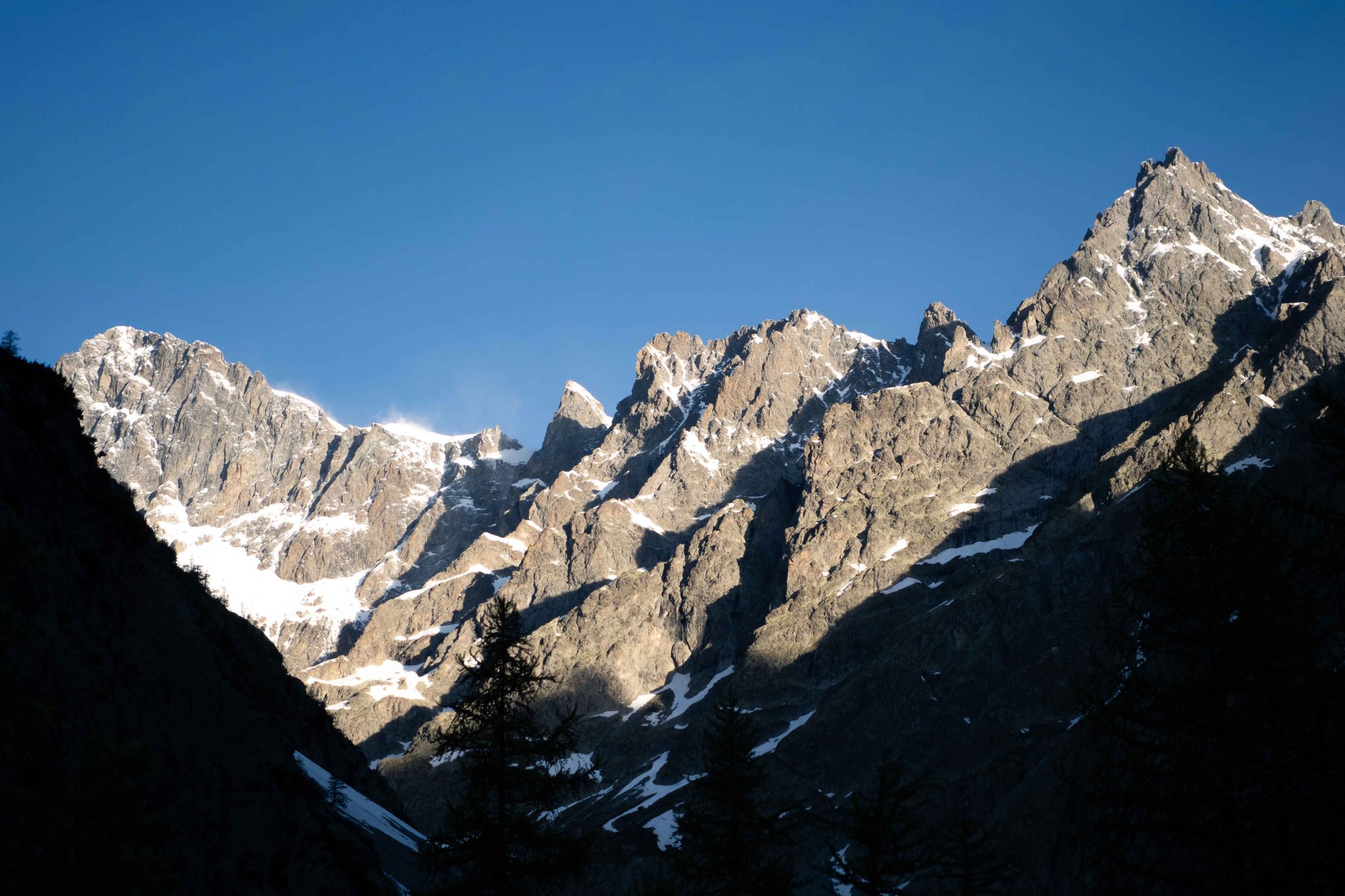Sommets rocheux et enneigés dans les Écrins.
